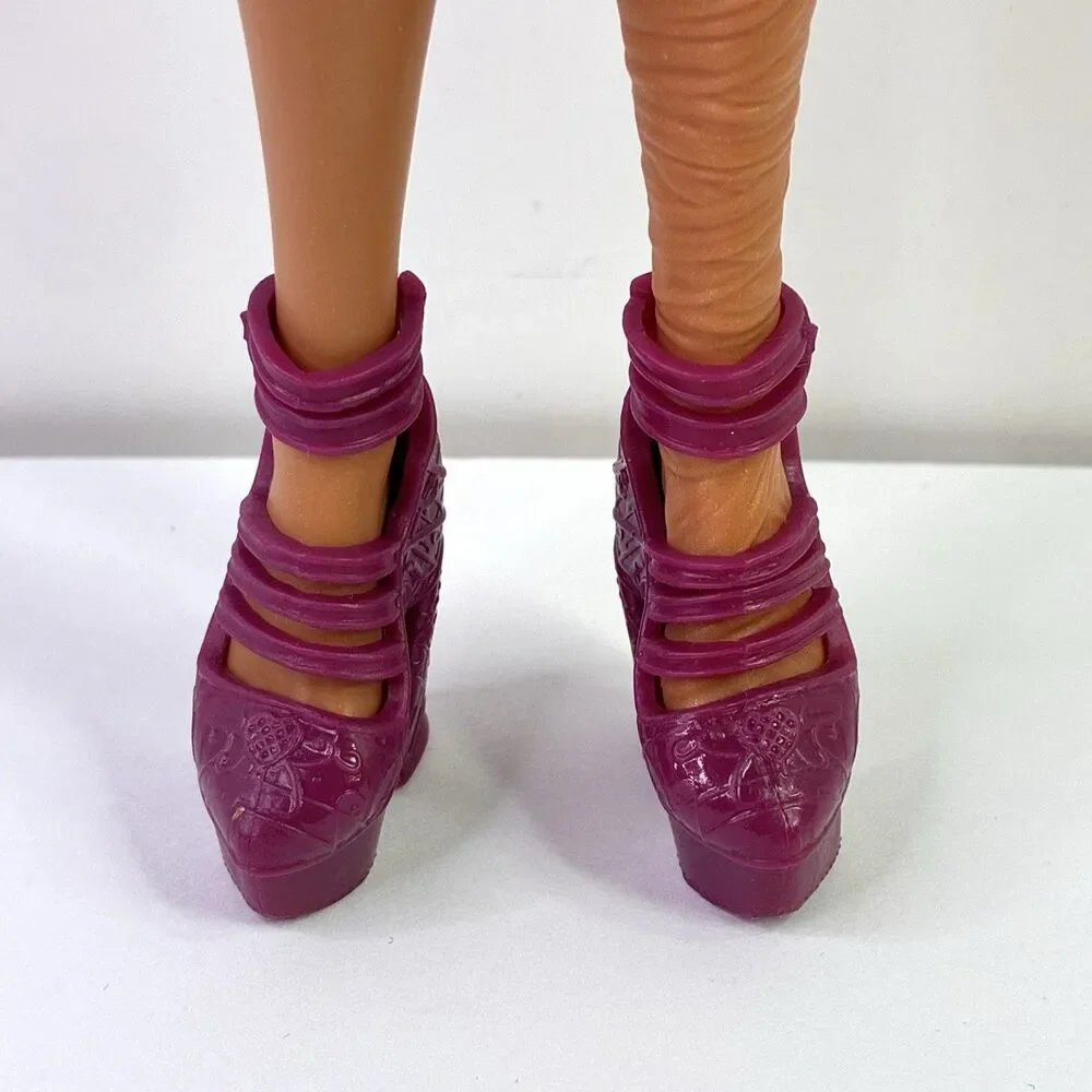 Monster High Doll G3 Draculaura Buried Secrets Scaremester Style Maroon Shoes